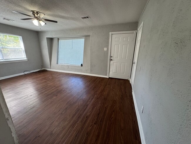 Building Photo - Cute 3 Bedroom 1 Bathroom