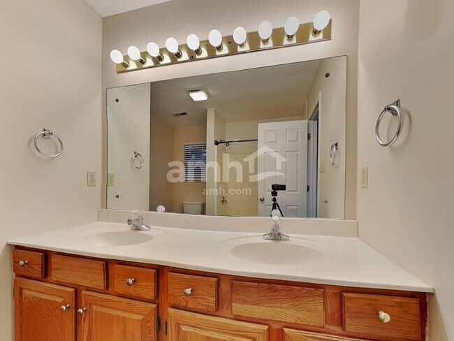 Building Photo - 1112 Oak Haven Rd