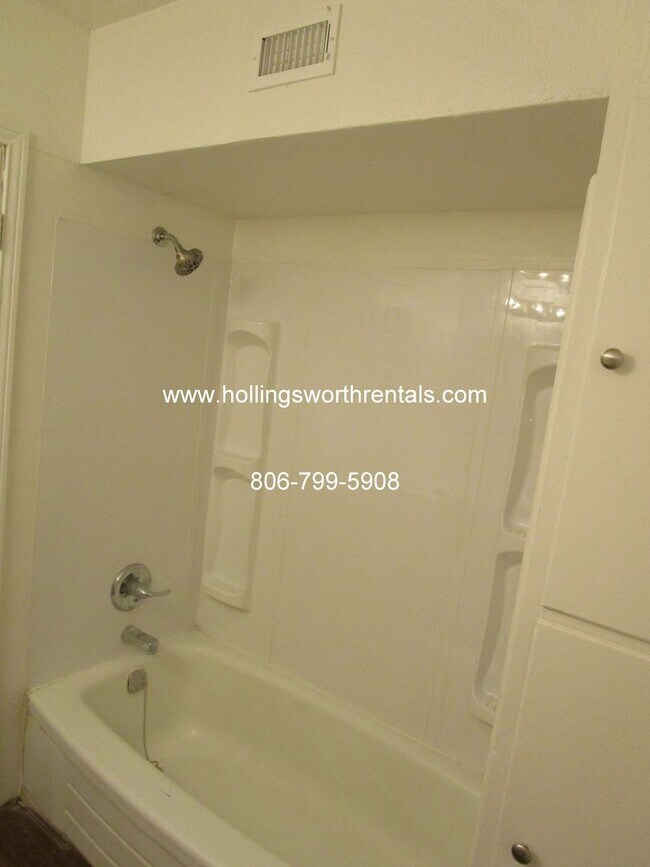 Building Photo - 3 Bedroom, 2 Baths, 2 living rooms with extra large Laundry Room House