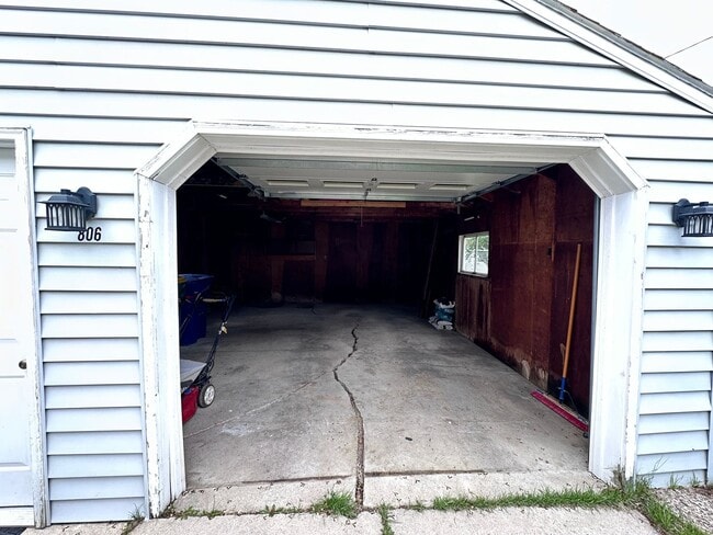 Building Photo - SPACIOUS 2 BEDROOM 1 BATH HOME