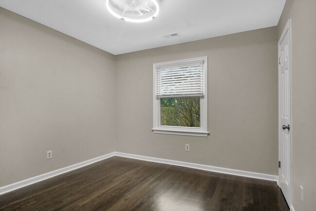 Building Photo - 117 Queen Mary Ct