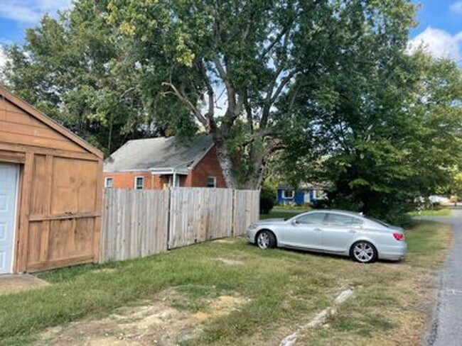 Building Photo - 5112 Lochaven Ave