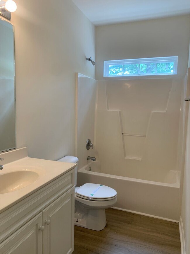 Building Photo - 3 Bedroom 2 Bath House Available now on Ch...