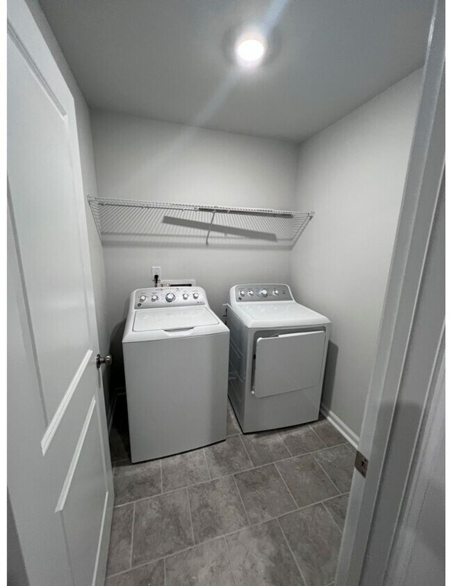 Building Photo - Three Bedroom Home