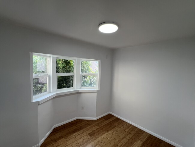 Bedroom 2 -Flex Room / Offic / Walk-in-Closet - 322 W Plymouth St