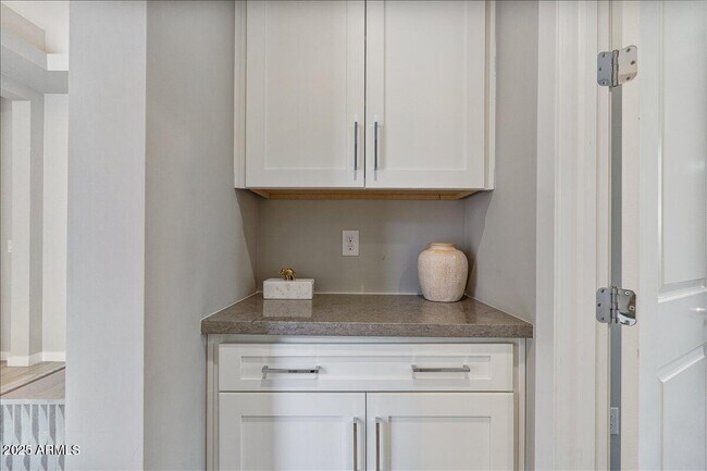 Building Photo - 5543 E Beryl Ave