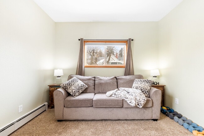 Building Photo - Spacious 4-Bedroom Home in the Heart of Sh...