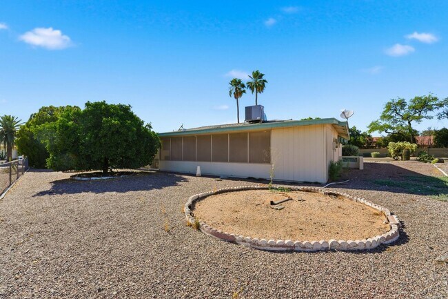 Building Photo - Spacious 3 Bed in Dreamland Villa | Corner Lot + Circular Drive