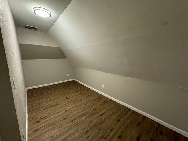 Building Photo - $1125- 3 room 2 bath - Single Family Home ...