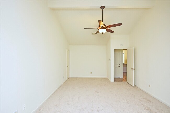 Building Photo - 2035 Shorewood Ln