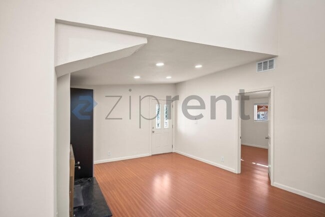 Building Photo - 41861 Maywood St