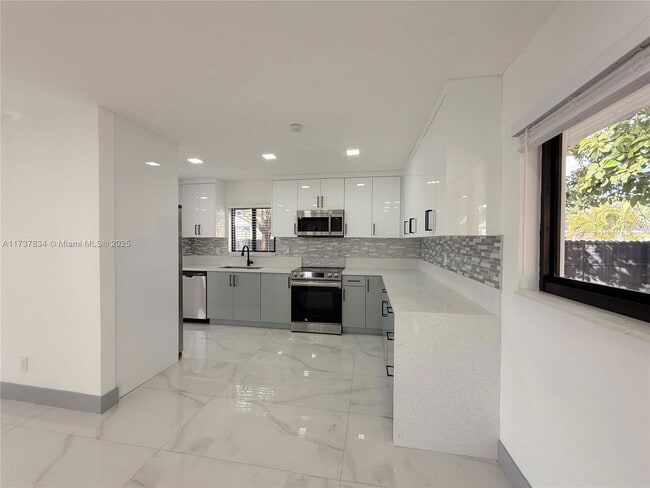 Building Photo - 9015 SW 96th Ave