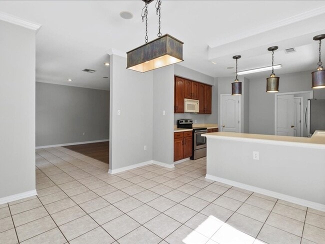 Building Photo - Greenleaves gem 3 bd 2 ba home, fenced yard!