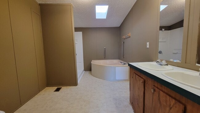 Building Photo - Huge 4 bedroom 2 bath home in a great family neighborhood.