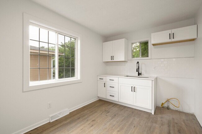 Building Photo - 512 Maier Dr