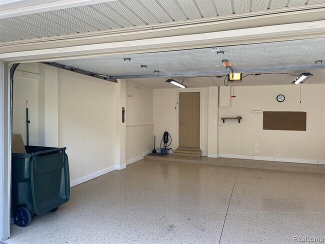 Building Photo - 131 Stratford Ln