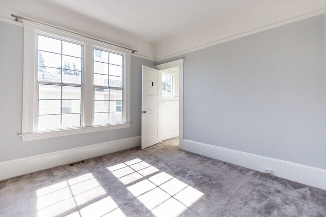 Building Photo - Large updated 2 bedroom, walk to Downtown,...