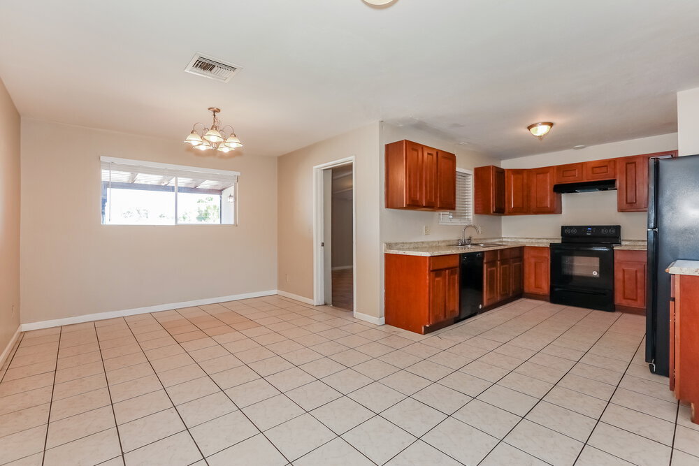 Building Photo - 1544 E Clover