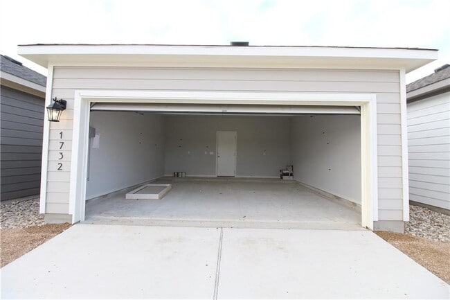 Building Photo - 1732 Yaupon Grove Ln