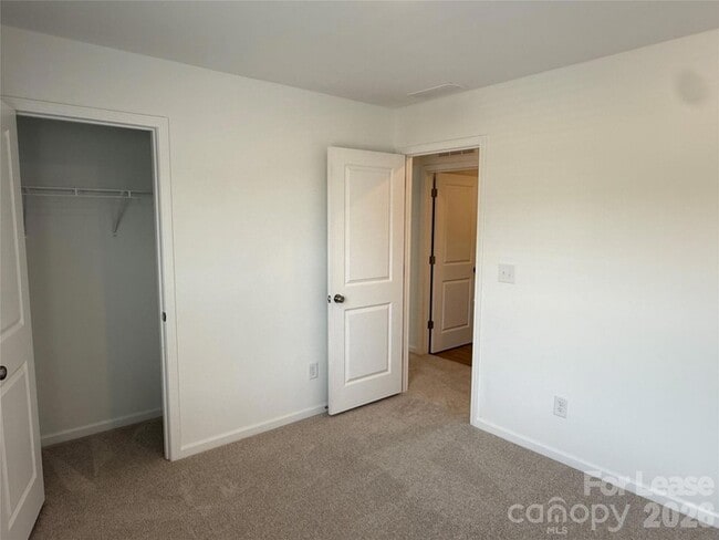 Building Photo - 404 Silver Birch Ct