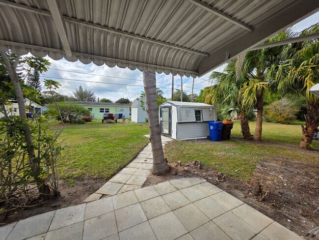 Building Photo - 2/1 VERO BEACH!