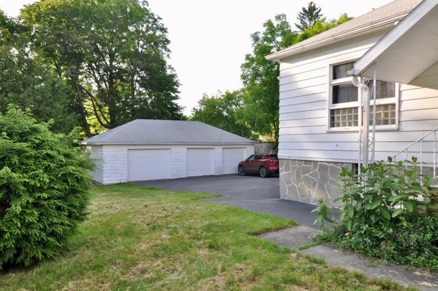 Building Photo - 109 Beethoven St