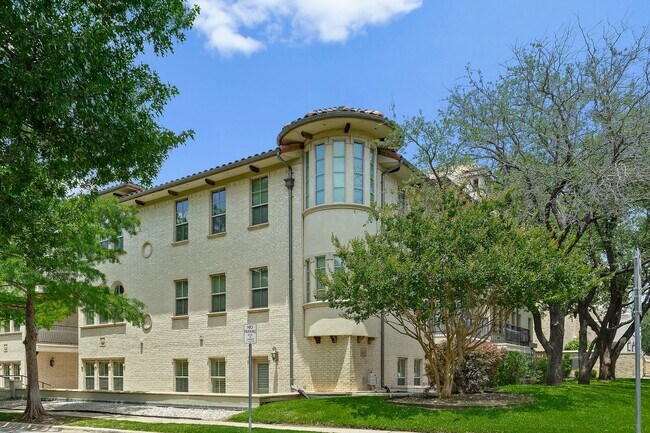 Building Photo - Luxury Highland Park Living