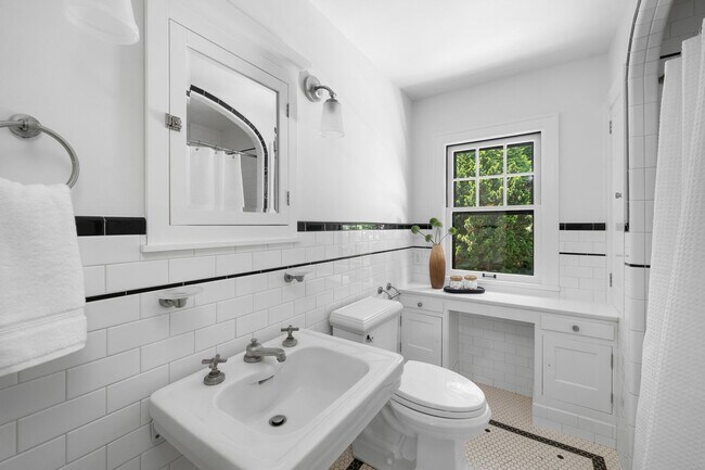 Building Photo - Amazing Nob-Hill Estate with impeccable fi...