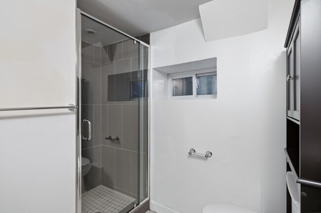 Shower - 2604 Mozart Pl NW