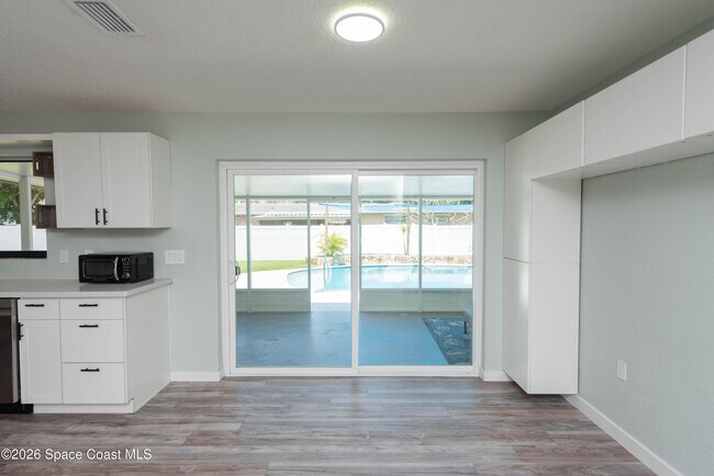 Building Photo - 347 S Lakeside Dr