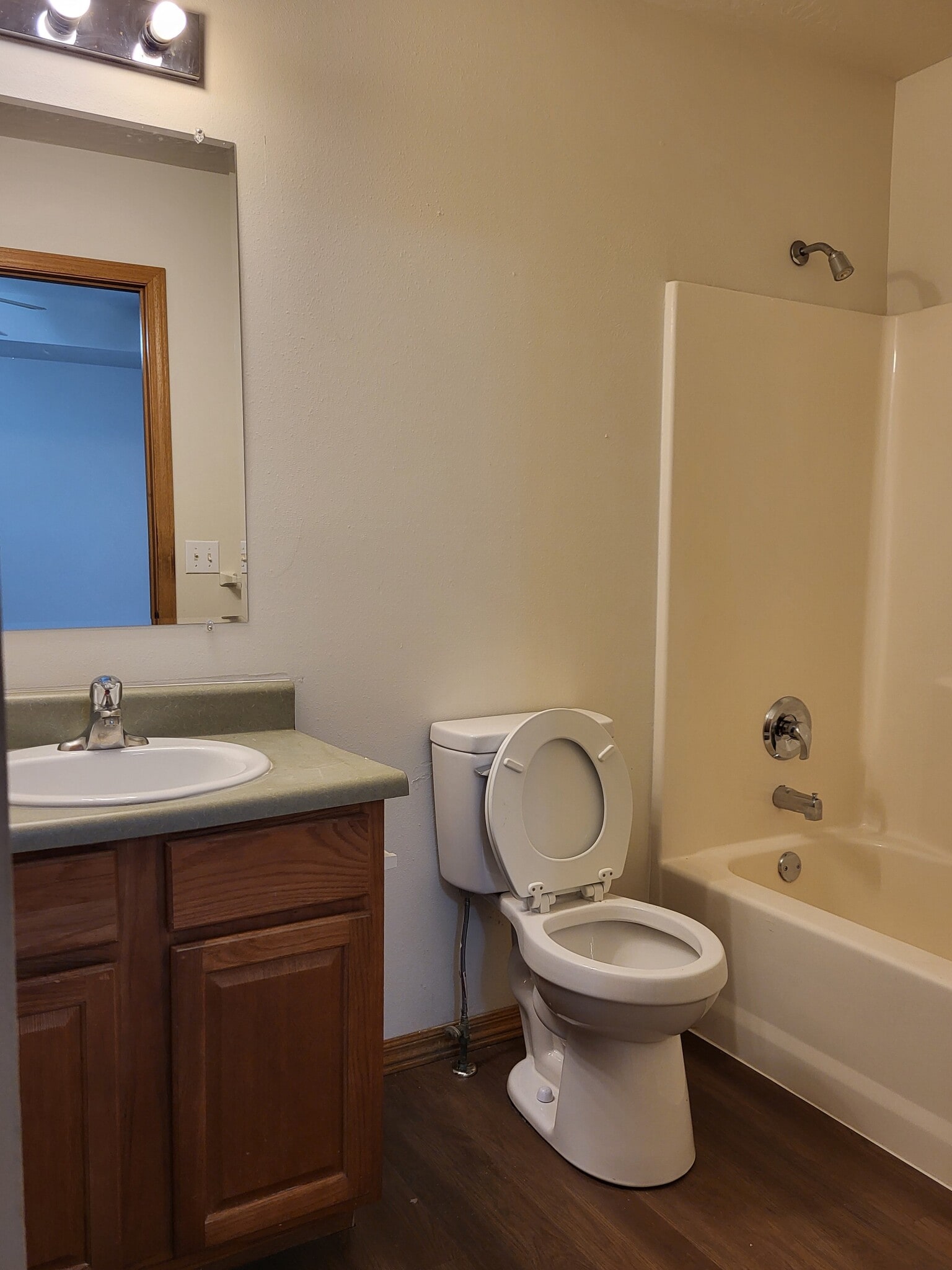 Master Bath with Tub - 2675 N National Ave