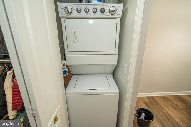 Building Photo - 8911 Town Center Cir