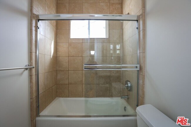 Building Photo - 806 N Alfred St