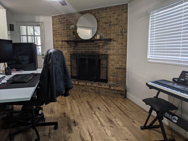 Building Photo - Heart of Conway