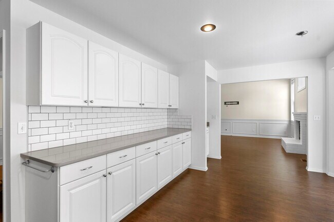 Building Photo - 8290 N Uplands Dr