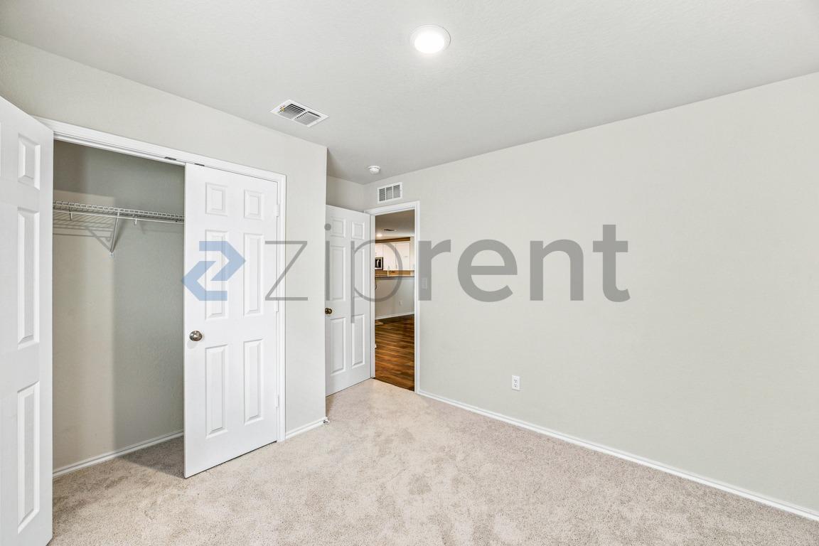 Building Photo - Unit