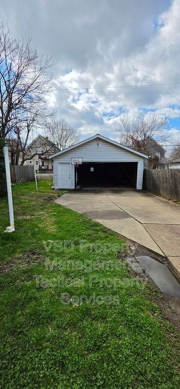 Building Photo - 8204 Vineyard Ave