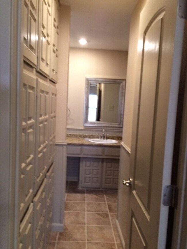 Building Photo - Cute 3/2 duplex in Frisco, Tx- Available NOW and Renovated