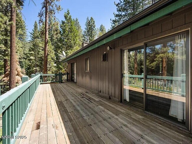 Building Photo - 445 Country Club Dr