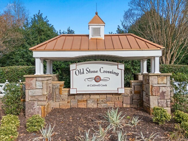 Building Photo - This immaculate 3-bed, 2.5 bath townhome in the Olde Stone Crossing community with the primary be...