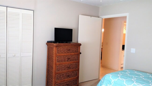 Building Photo - Seasonal Short-Term 2-Bedroom 2-Bath Condo located in Englewood!