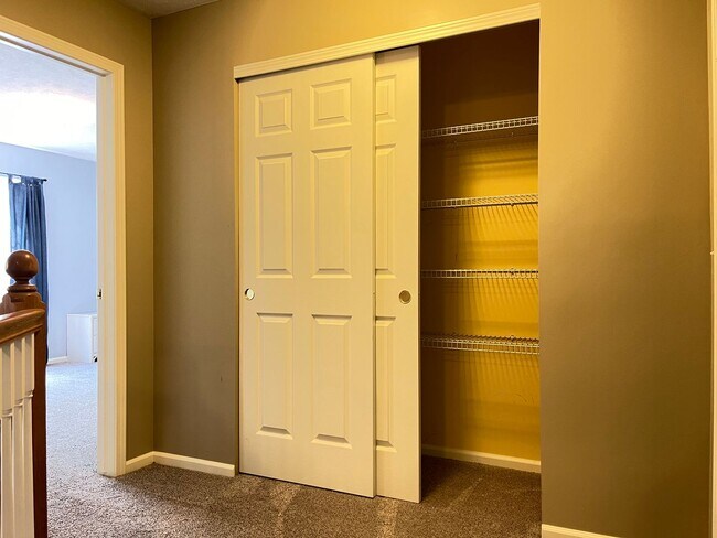 Building Photo - Move-in special. Beautiful 4 bed 2.5 bath 3000+sq ft