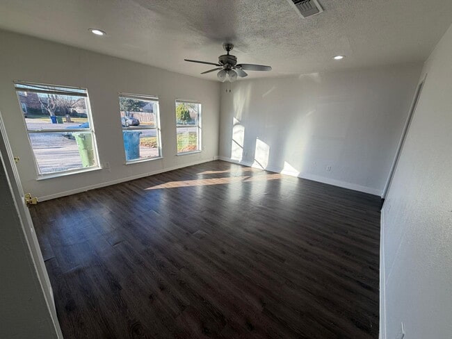 Building Photo - 2320 Montclair Cir