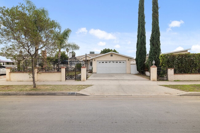 Primary Photo - 11050 Keswick St