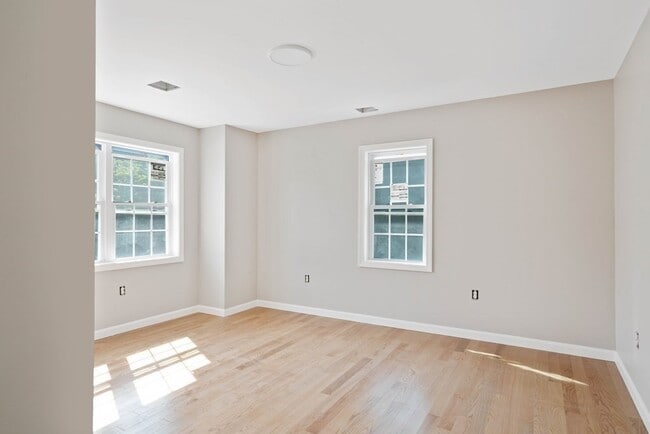 Building Photo - 13 Marion St