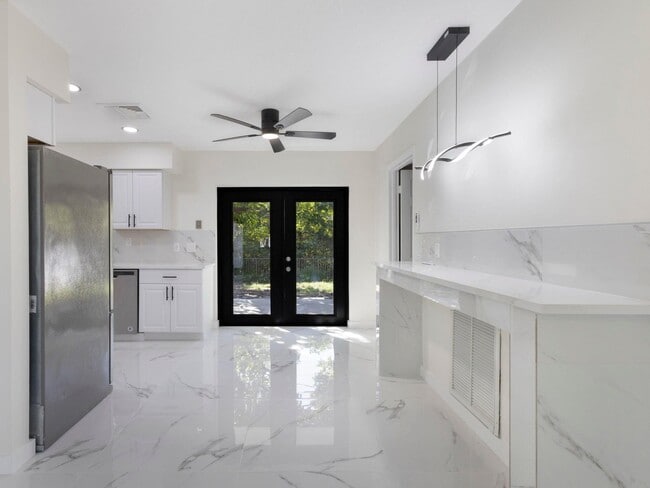 Building Photo - 992 Mohican Blvd