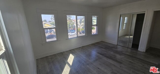 Building Photo - 712 W 46th St