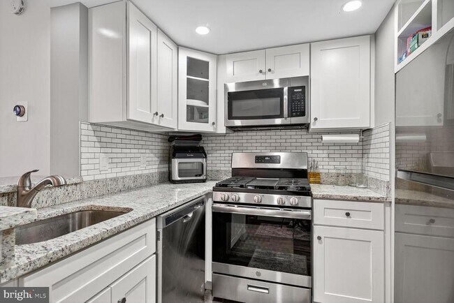 Primary Photo - 1050 N Taylor St