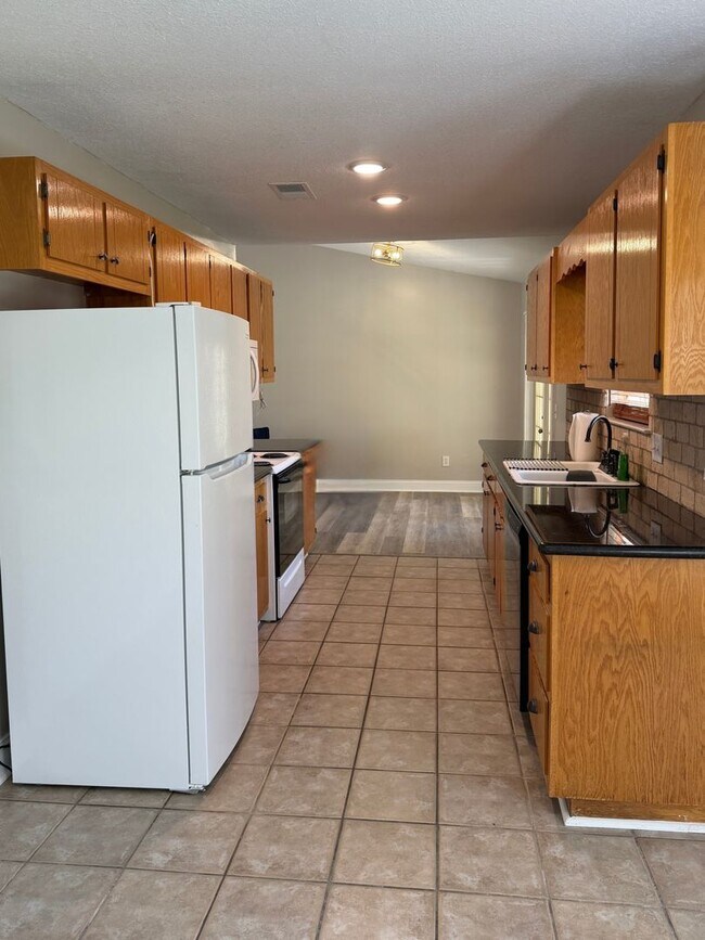 Building Photo - Updated 4BR/2BA Home in Cul-de-Sac