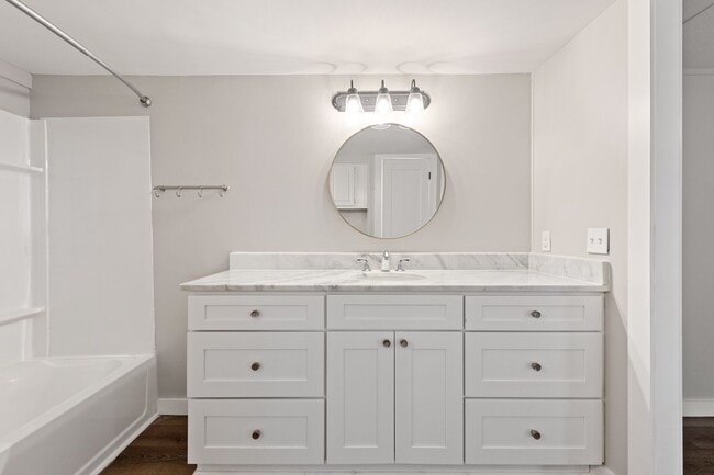 Building Photo - 3 bed 2 bath